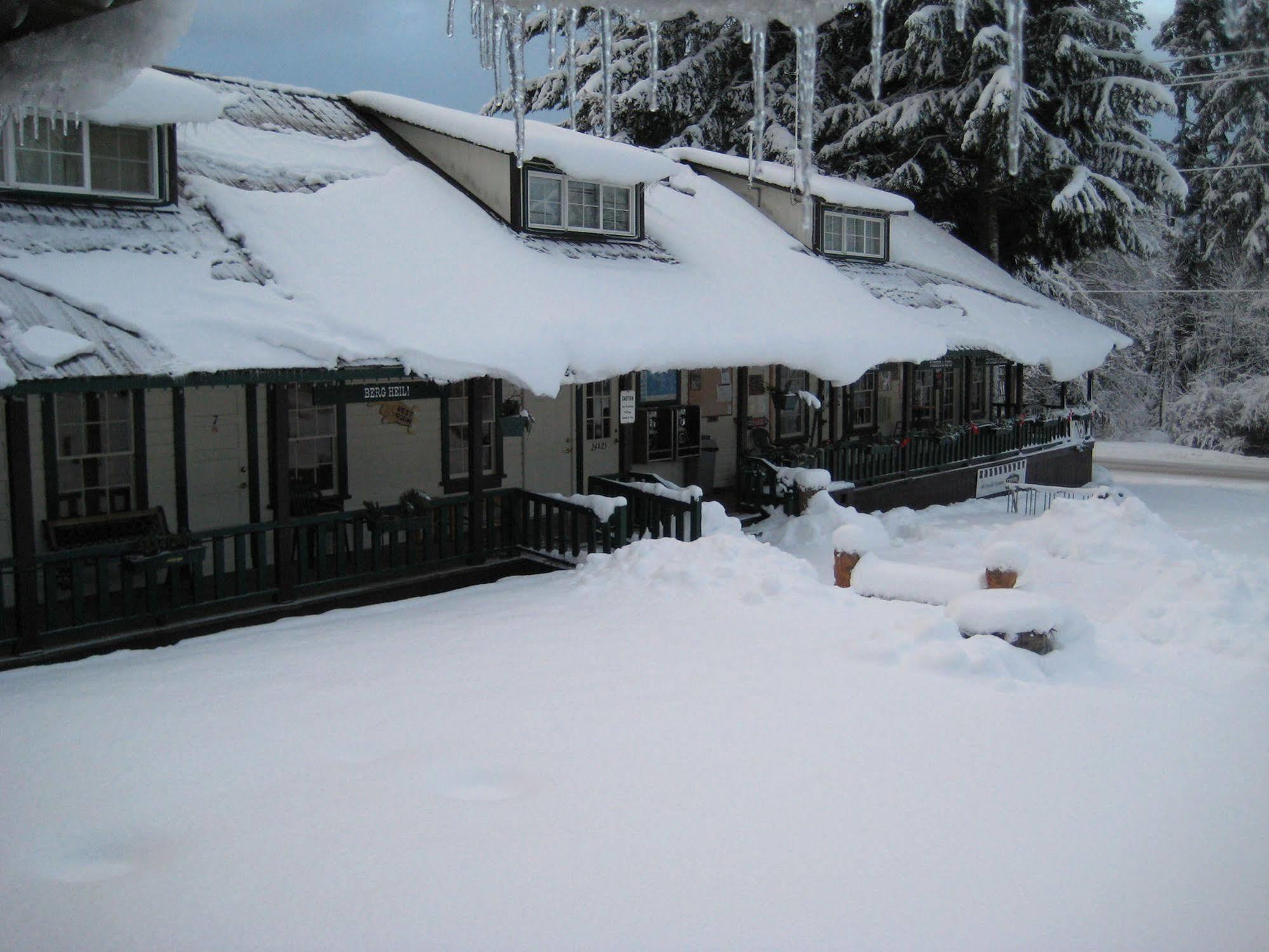 Whittaker'S Motel & Historic Bunkhouse Ашфорд Екстериор снимка