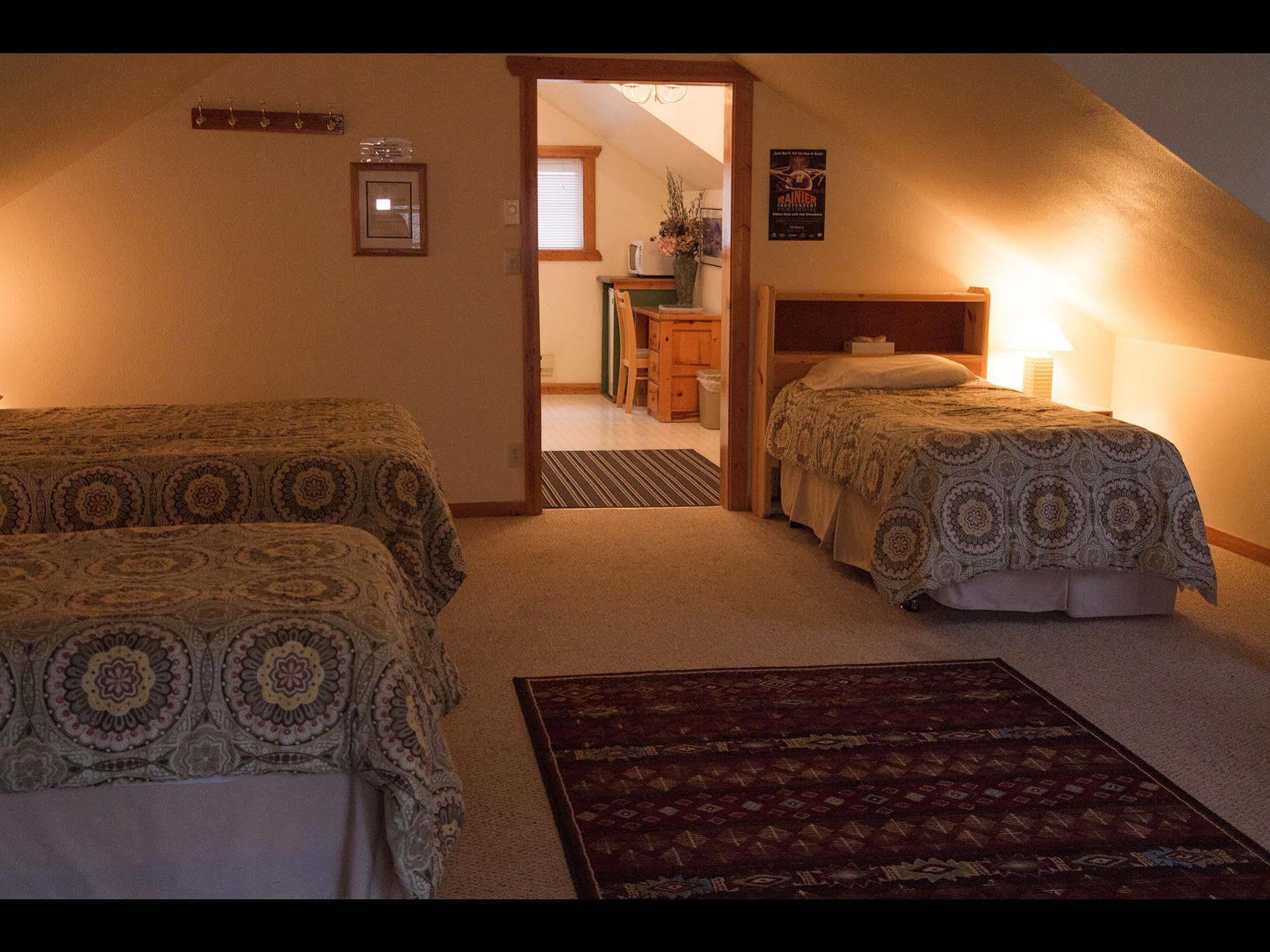 Whittaker'S Motel & Historic Bunkhouse Ашфорд Екстериор снимка