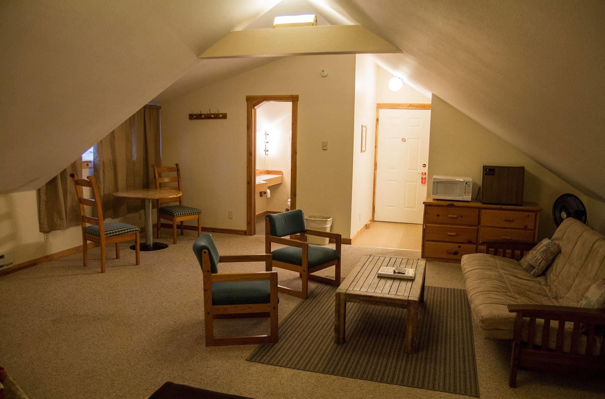 Whittaker'S Motel & Historic Bunkhouse Ашфорд Екстериор снимка
