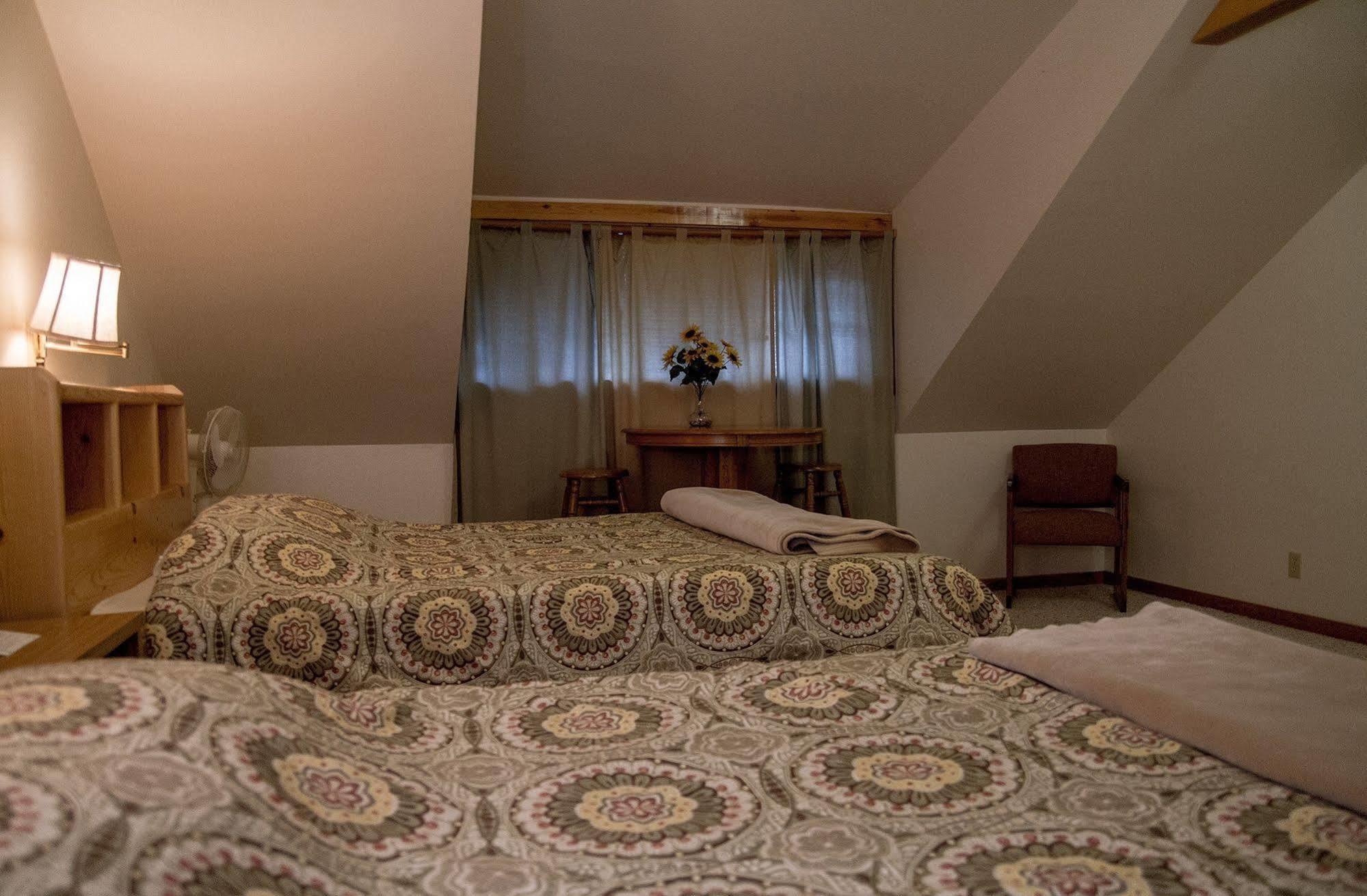 Whittaker'S Motel & Historic Bunkhouse Ашфорд Екстериор снимка