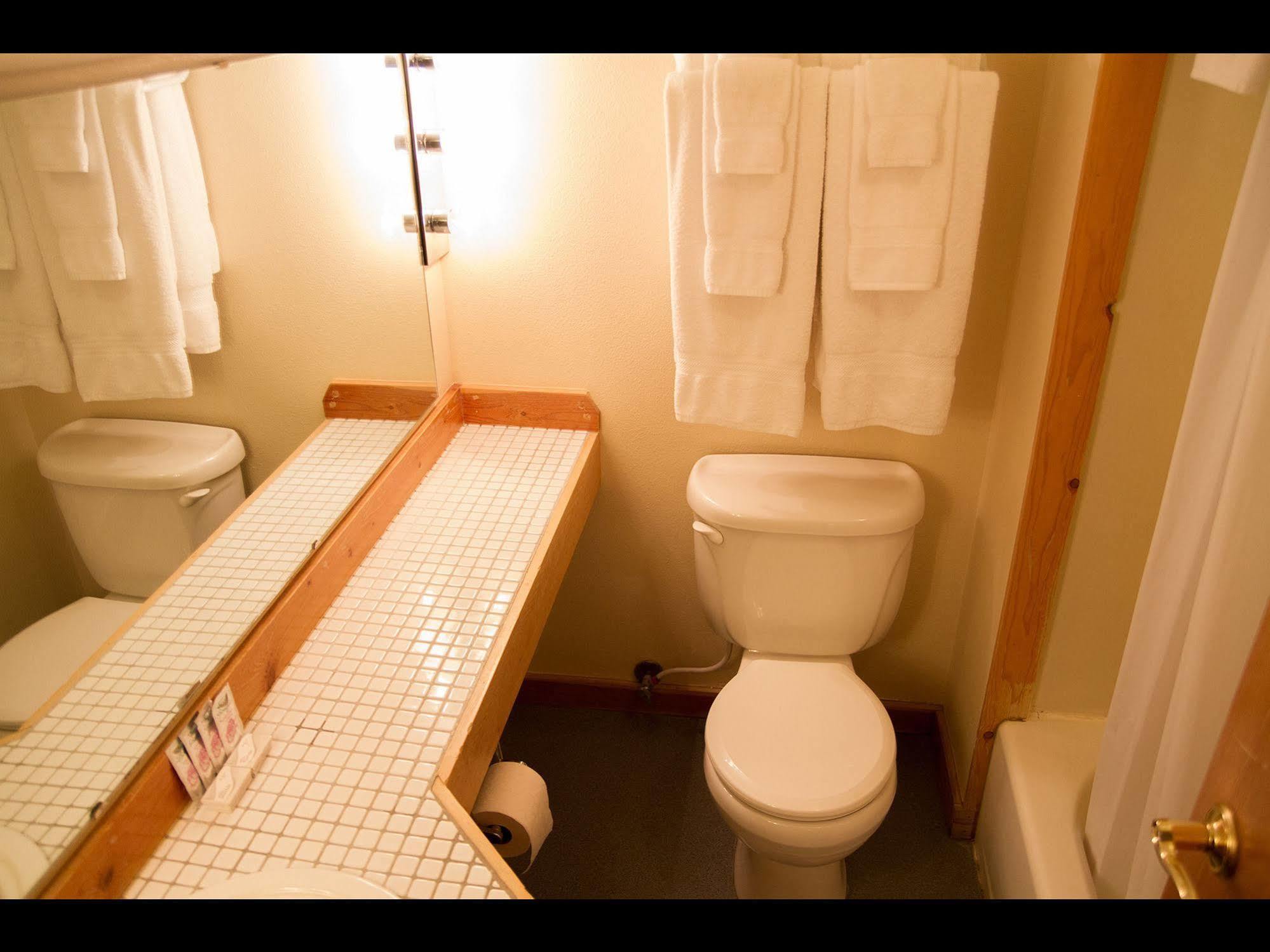 Whittaker'S Motel & Historic Bunkhouse Ашфорд Екстериор снимка