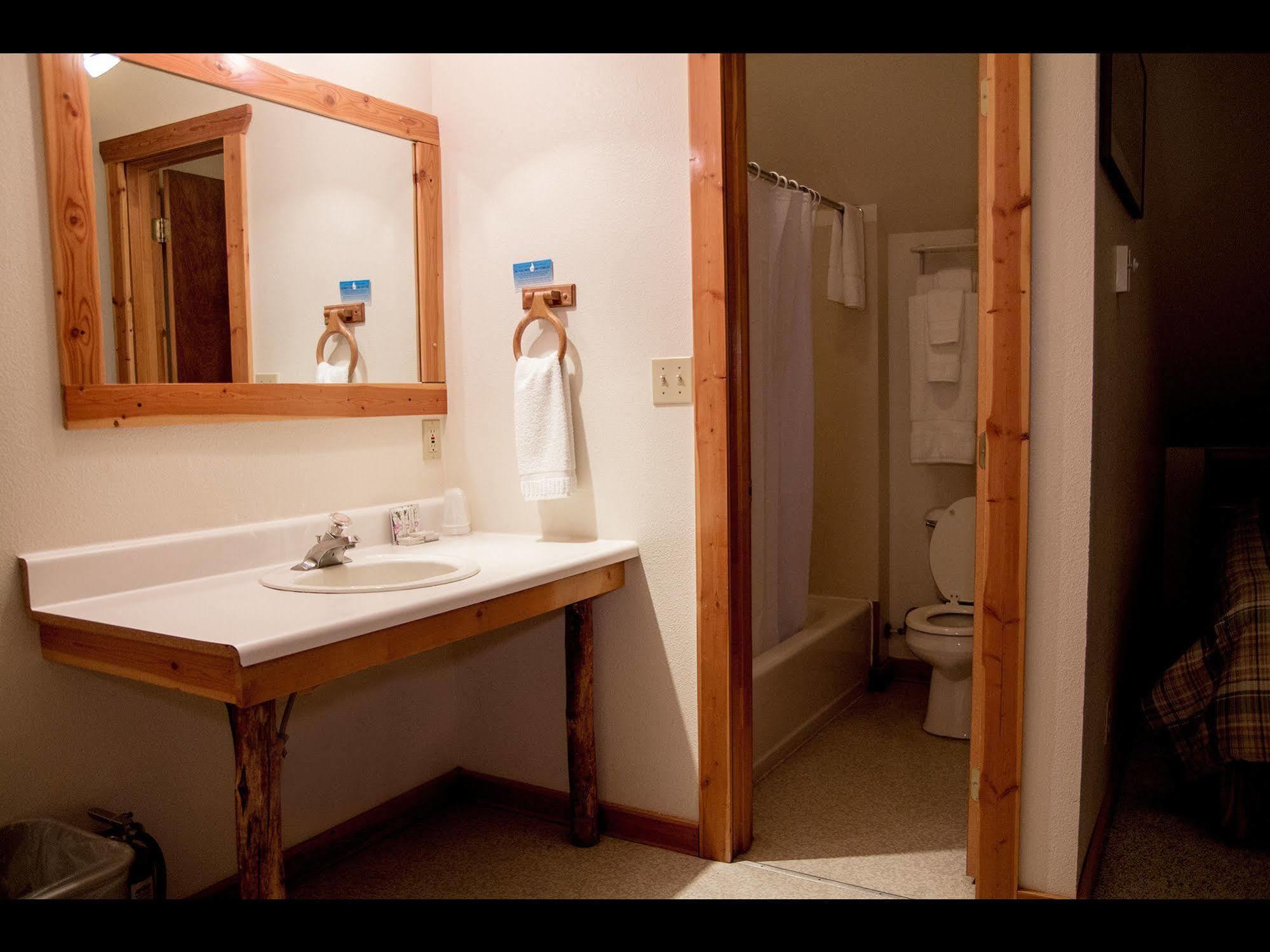 Whittaker'S Motel & Historic Bunkhouse Ашфорд Екстериор снимка