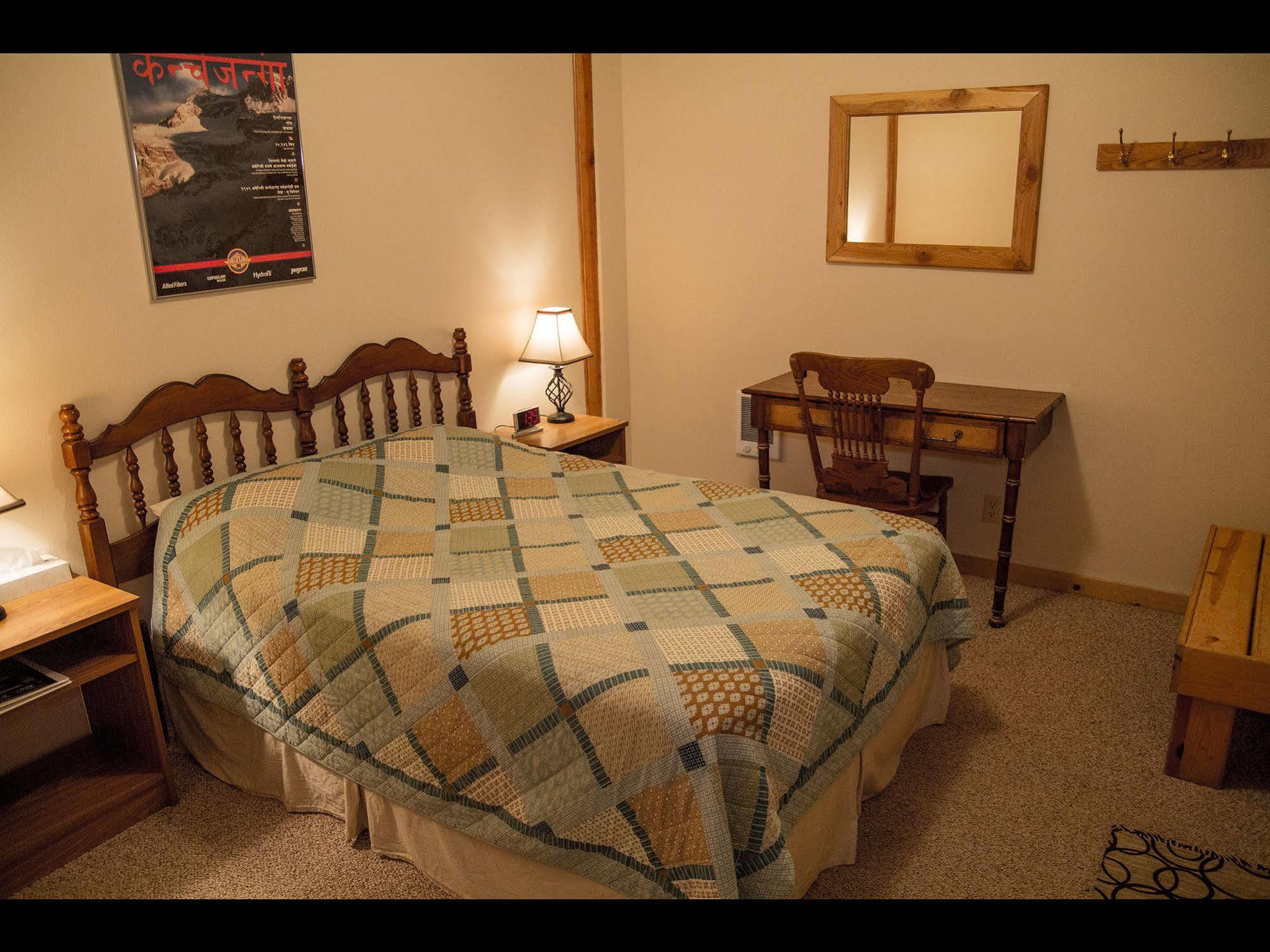 Whittaker'S Motel & Historic Bunkhouse Ашфорд Екстериор снимка