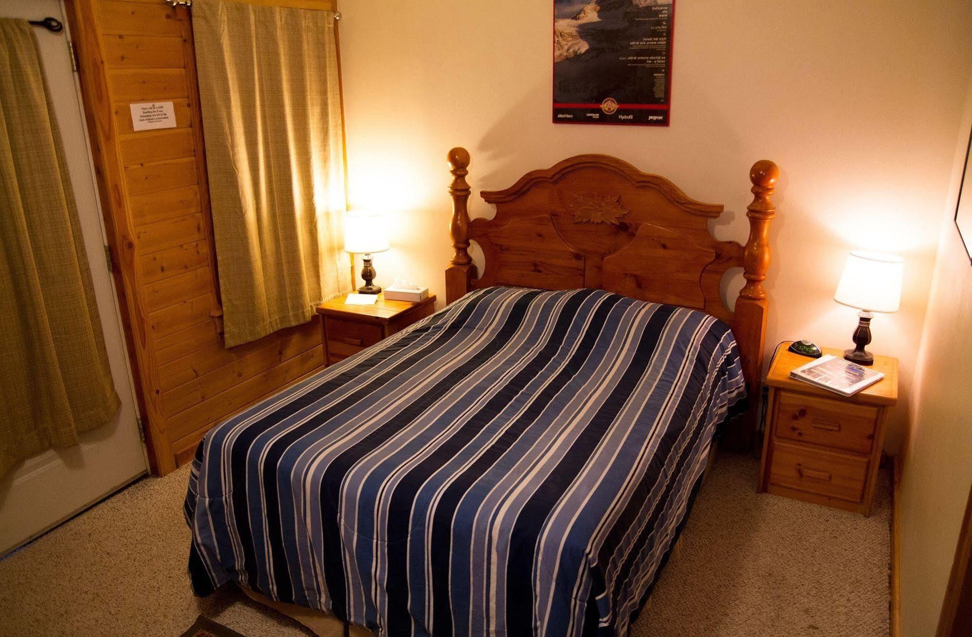 Whittaker'S Motel & Historic Bunkhouse Ашфорд Екстериор снимка