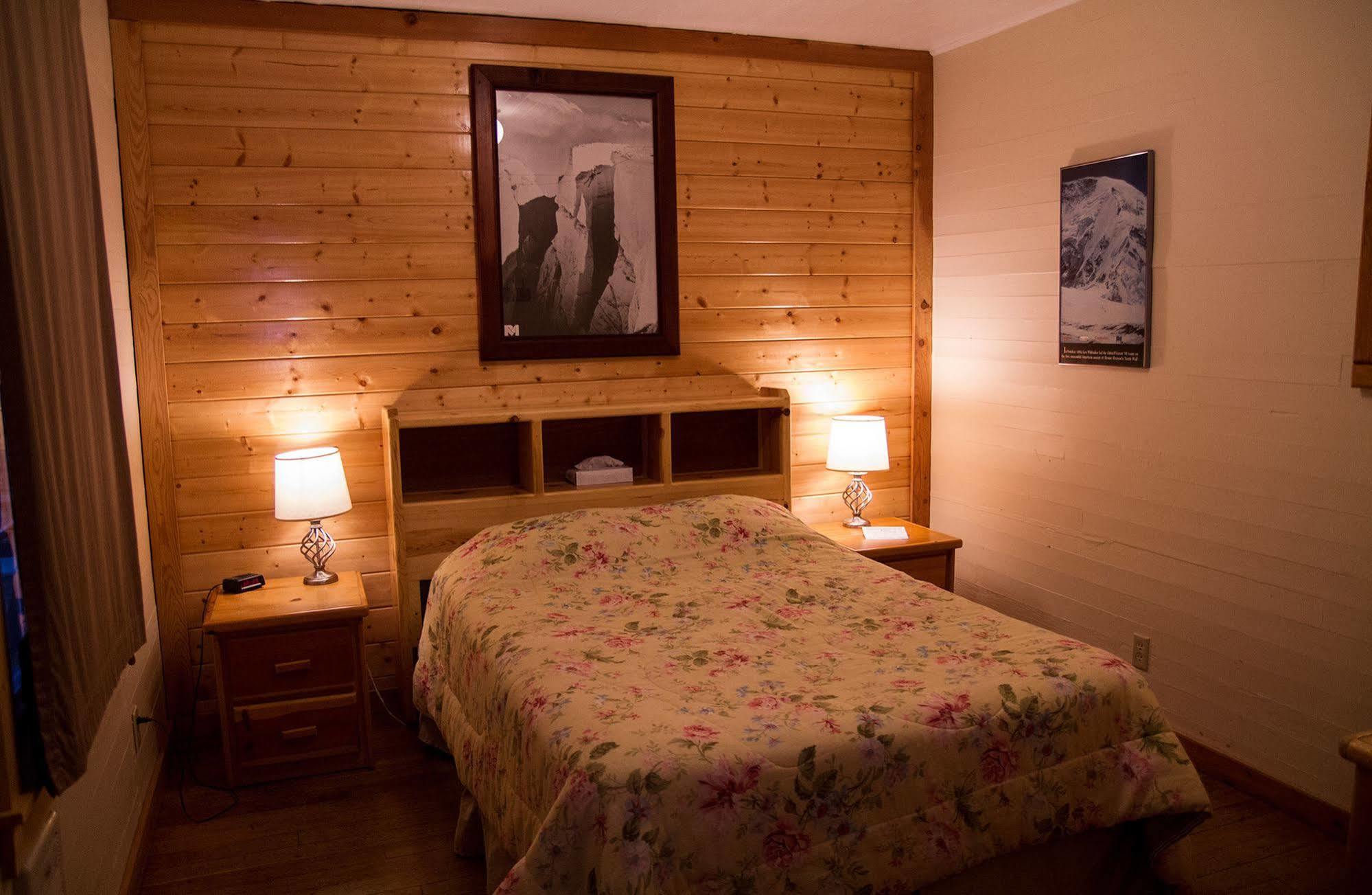 Whittaker'S Motel & Historic Bunkhouse Ашфорд Екстериор снимка
