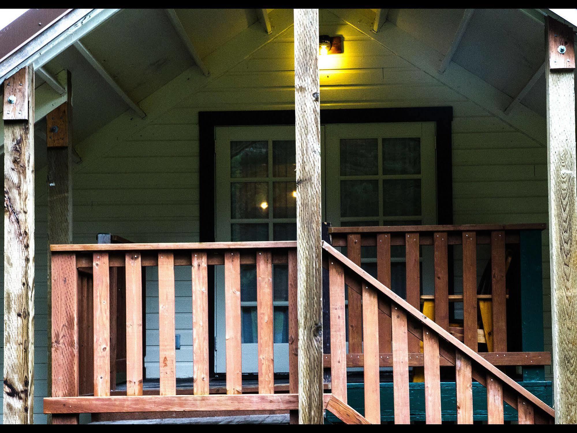 Whittaker'S Motel & Historic Bunkhouse Ашфорд Екстериор снимка